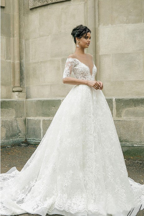 Vestido de novia de corte A con escote en V profundo, apliques de encaje, media manga y espalda transparente